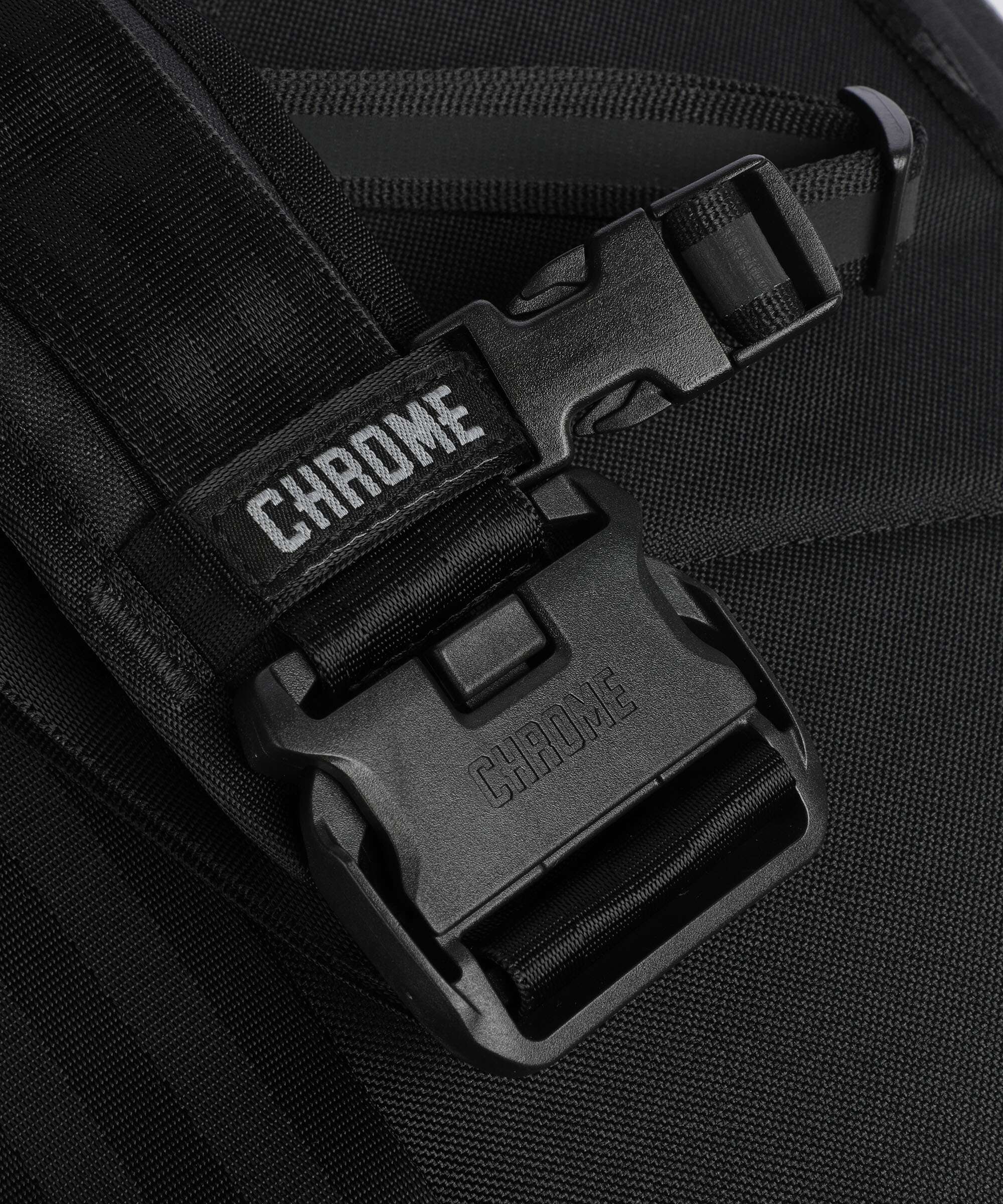 Chrome Kadet Max WP Messenger bag black