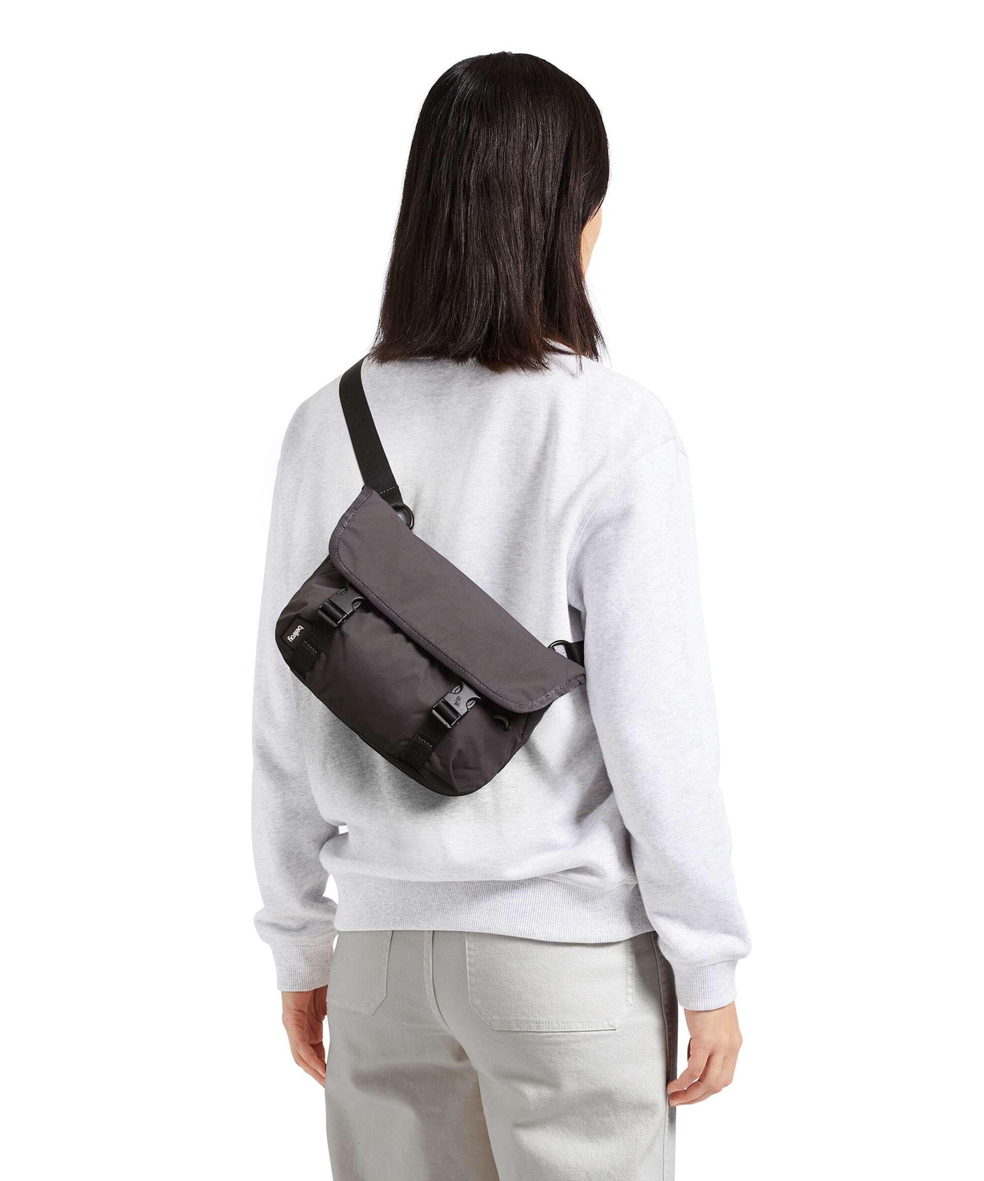 Bellroy Cinch 6 Mini Messenger bag black